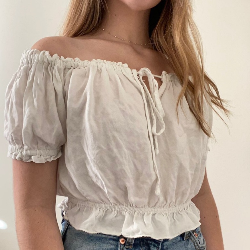 Brandy Melville Off thag Shoulder Shirt